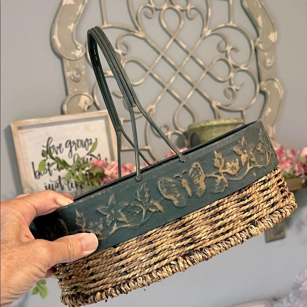 Decorative basket Metal Handle and trim - Picture 2 of 7
